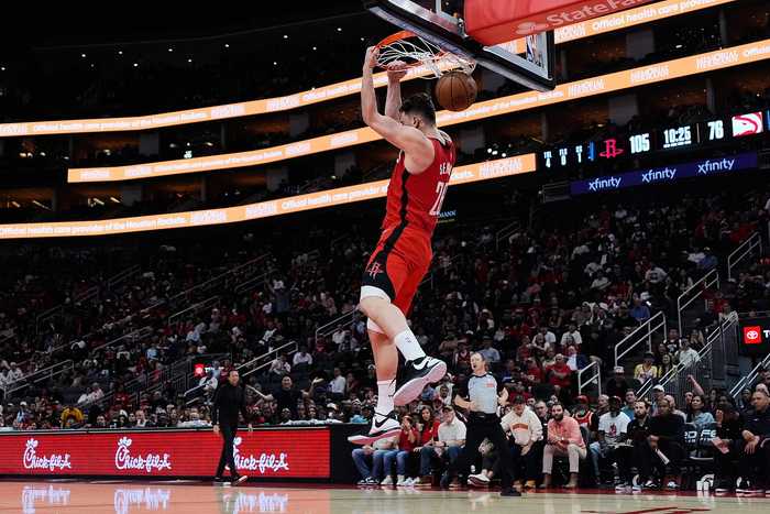 效率很高！申京全场13投9中 拿到19分12篮板3助攻