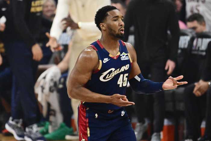 远远不够！米切尔16投7中&三分7中1 得到15分5板3助&正负值-14