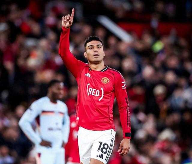 英超9球！34岁胖虎3次亲吻曼联队徽：7万人致敬 队友叹服