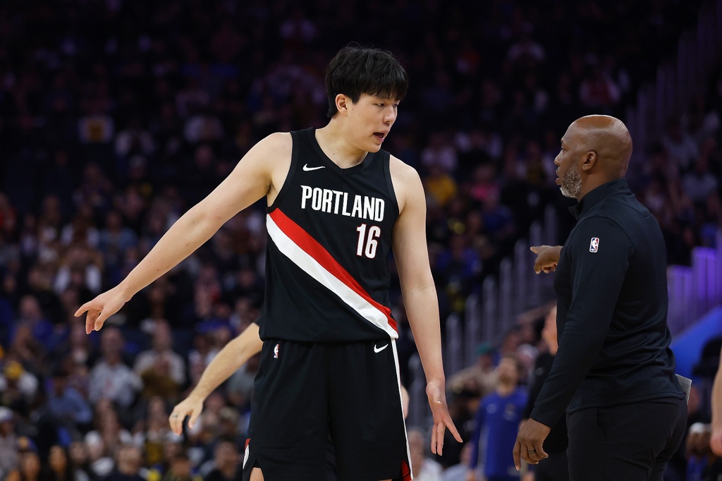 比卢普斯：我要求场上大家分担瀚森喊战术的压力 这样对他更公平